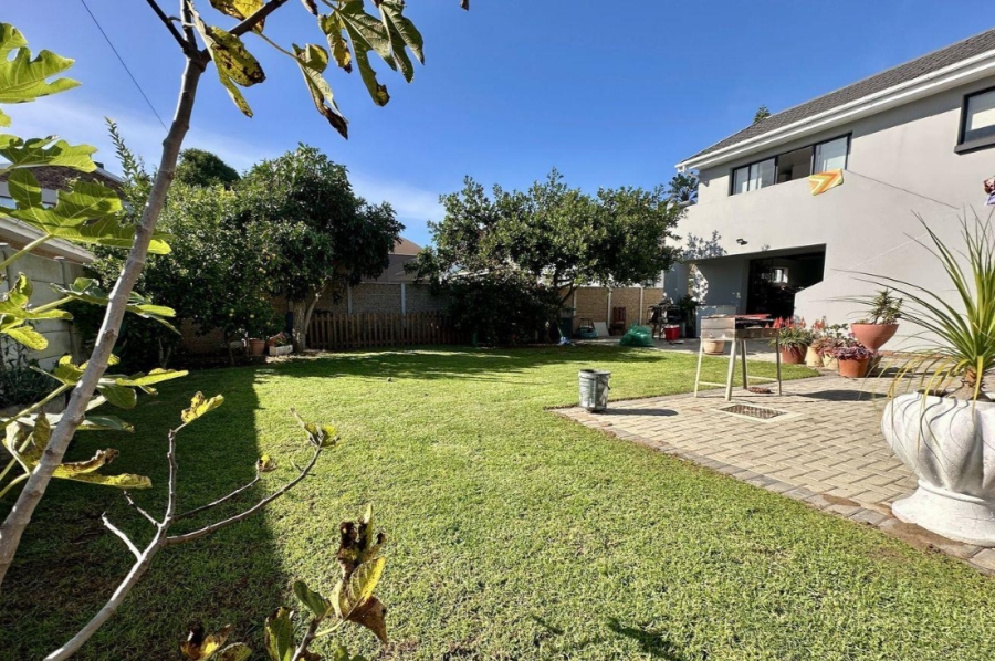 5 Bedroom Property for Sale in Fraaiuitsig Western Cape